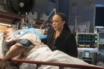 Sharon Goodwin (Sharon Epatha Merkerson) au chevet d'un patient