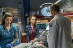 Natalie Manning (Torrey DeVitto) et Jeff Clark (Jeff Hephner) ausculte un patient