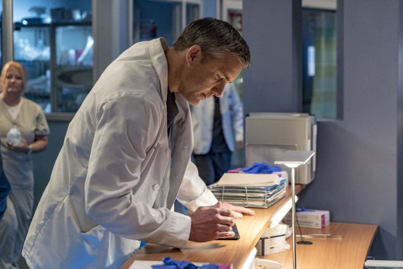 Jeff Clark (Jeff Hephner) complète le dossier d'un patient