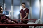 Ethan Choi (Brian Tee) au côté d'un patient