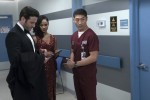 Connor Rhodes (Colin Donnell) observe les données concernant un cas pendant qu'Ethan Choi (Brian Tee) et Robin Charles (Mekia Cox) patientent