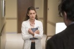 Sarah Reese (Rachel DiPillo) vient parler au Dr Charles (Oliver Platt)