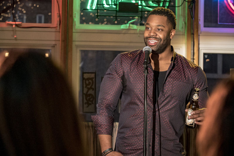 Kevin Atwater (LaRoyce Hawkins) fait du stand up au Molly's