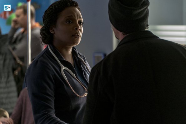 L'infirmière Maggie (Marlyne Barett) discute avec Al (Elias Koteas)